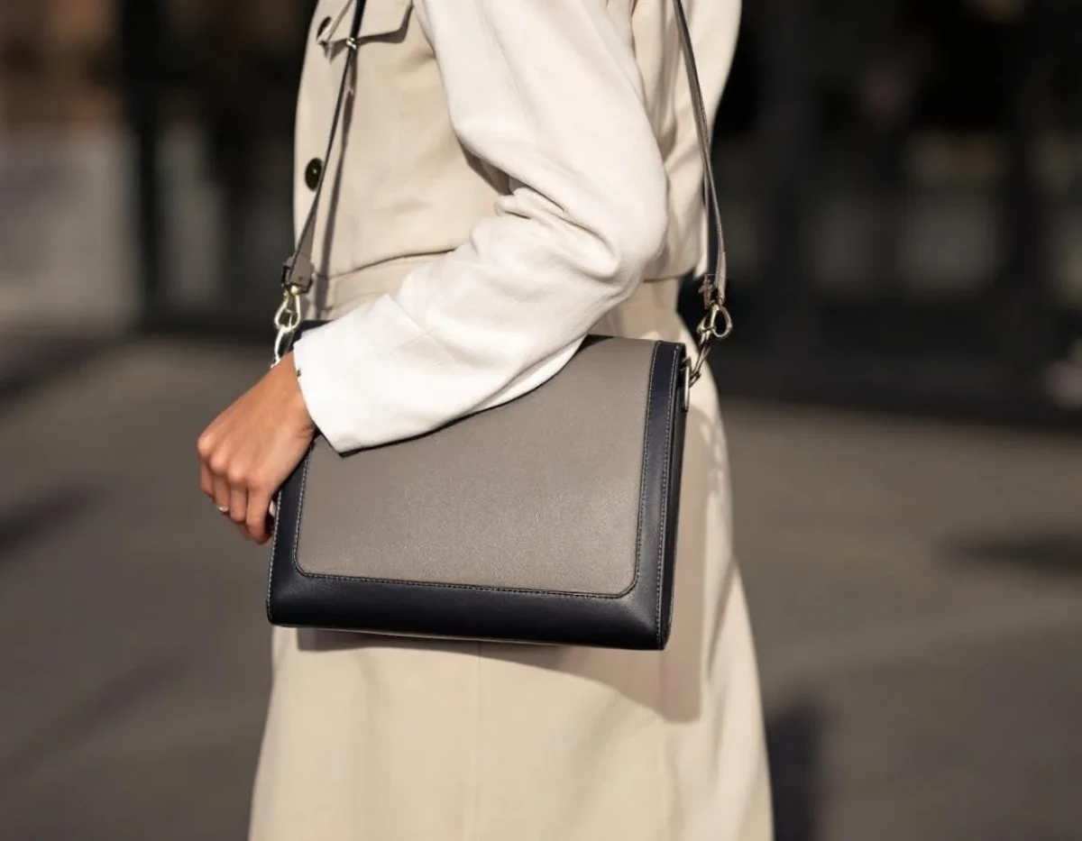 Lancer une collaboration créateur pour un sac bandoulière en cuir unique